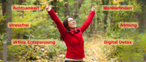 Frau im Wald genießt achtsam die frische Luft und die Geräusche des Waldes.