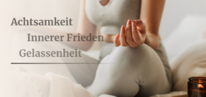 Frau sitzend in meditativer Haltung - Beschriftung "Achtsamkeit, Innerer Friede, Gelassenheit"