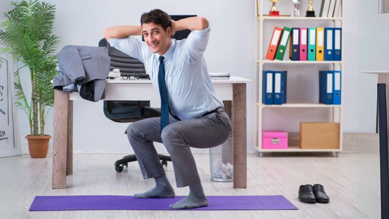 Rücken- und Beine Workout im Büro